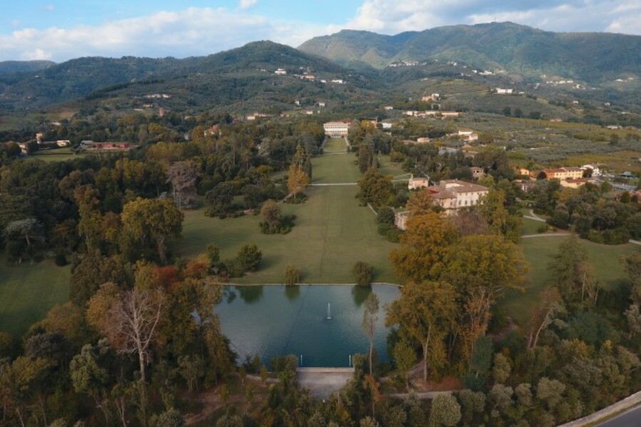 veduta aerea del lago e della villa reale - Marlia