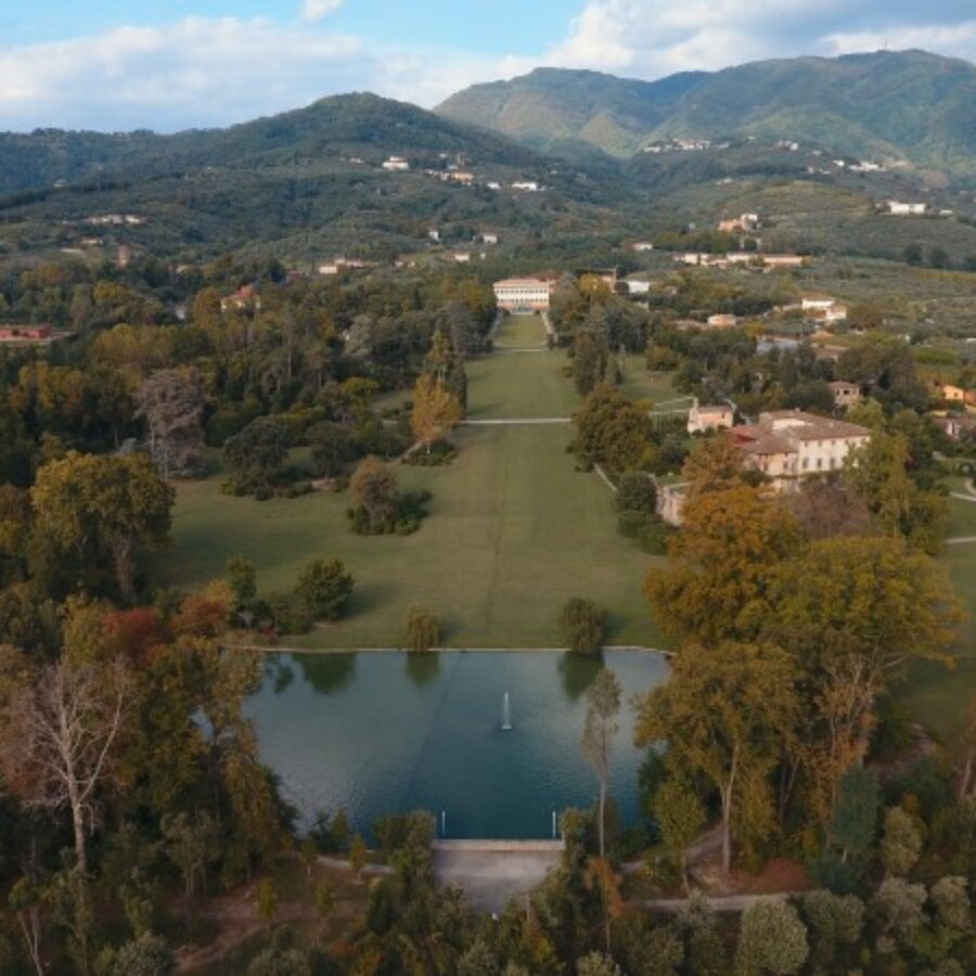 veduta aerea del lago e della villa reale - Marlia