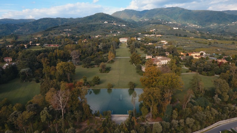 veduta aerea del lago e della villa reale - Marlia