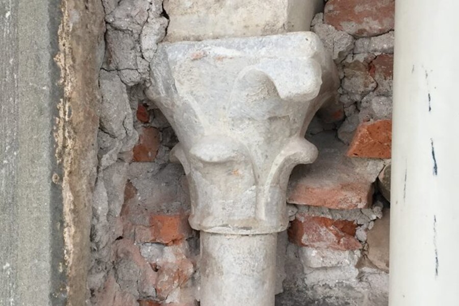 Restauro: ricompare una colonnina del ‘500