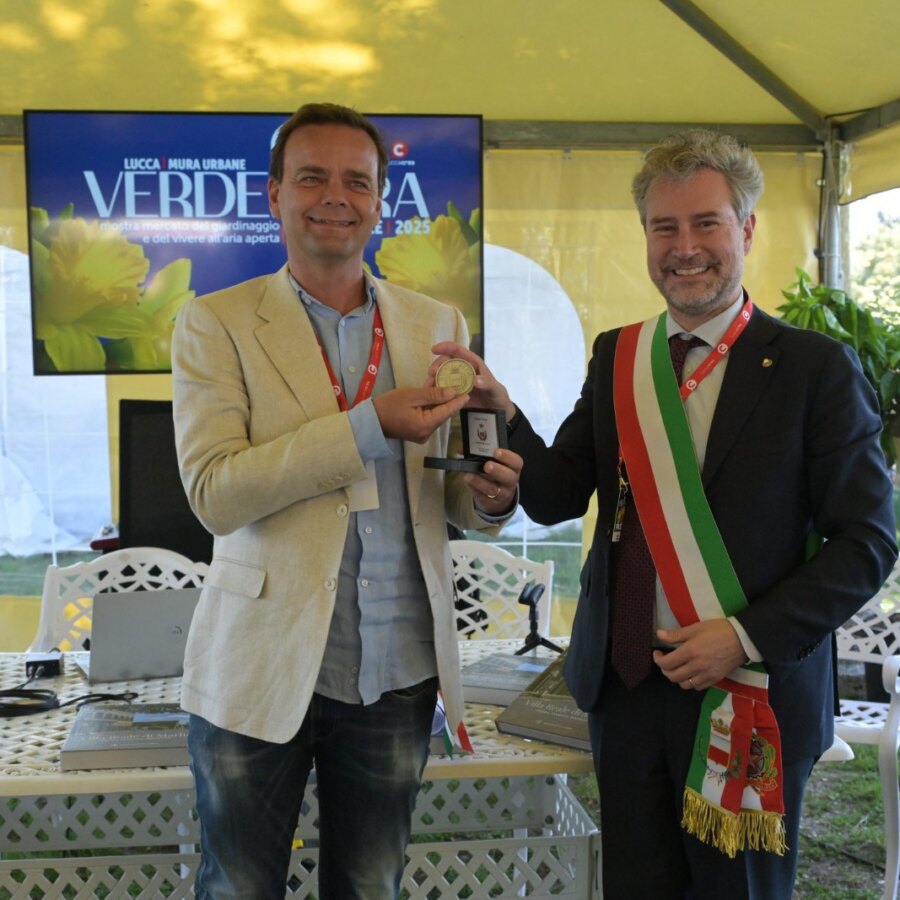 Medaglia città di Lucca ai proprietari di Villa Reale - Foto Alcide