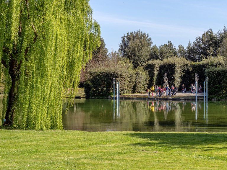 Gruppi al lago di Villa Reale di Marlia